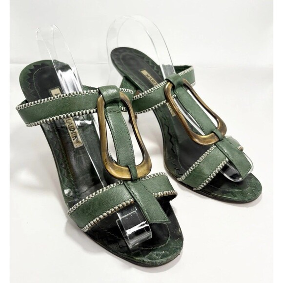 Manolo Blahnik Deep Green Leather Mules w/ Gold Charm Accent Sz EU 35.5 5.5 - Picture 1 of 12